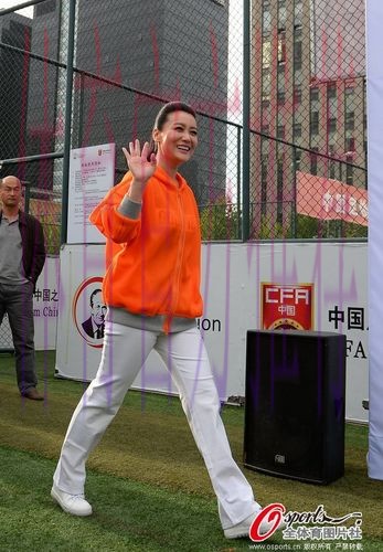 佩兰辅导小学生训练 形象大使谭晶同互动